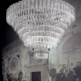 Lampadario Murano Patrizia Volpato in palazzo signorile 4121 con finitura a corteccia collezione Glace