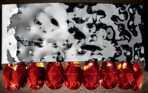 Dettaglio applique vetro Murano Patrizia Volpato 450-452/APP-1 gocce di cristallo rosso collezione Magma