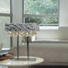 Lampada da tavolo design moderno 450/L Patrizia Volpato con struttura metallo martellato e gocce di vetro di Murano collezione Magma