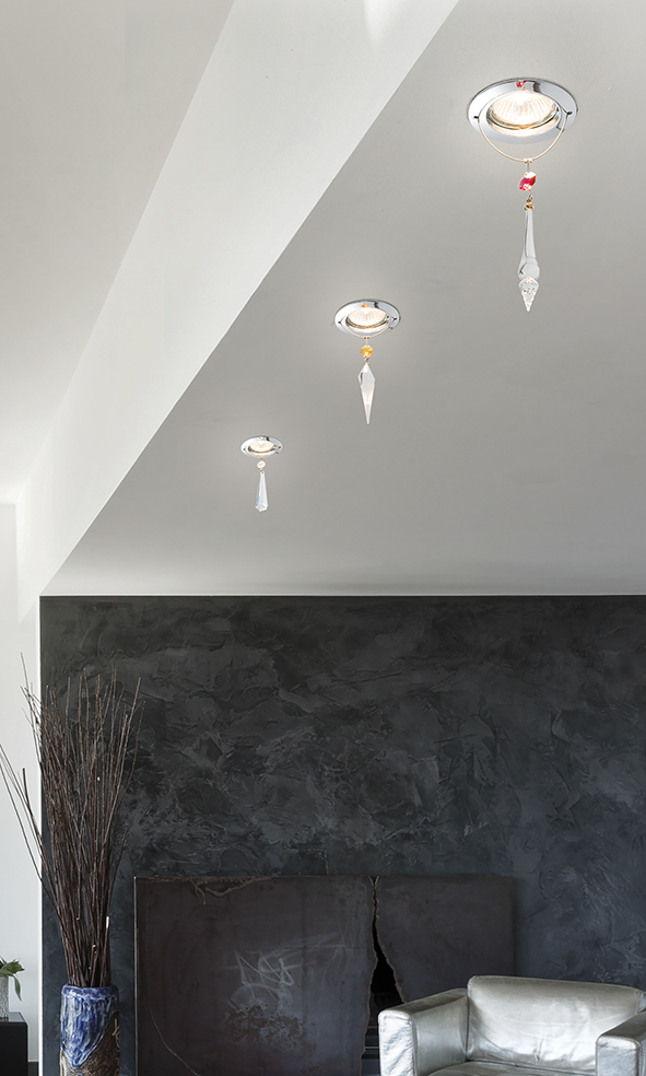 Faretto soffitto 460/F con pendenti in Swarovski di tre forme diverse e montatura in cromo lucido collezione Spot Lights Patrizia Volpato