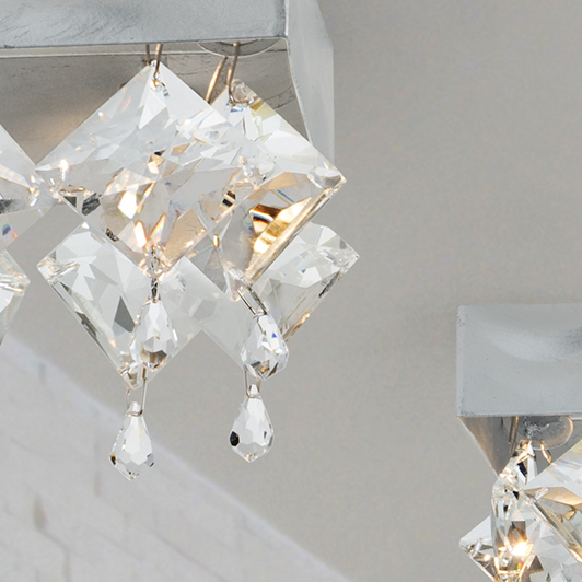 Dettaglio faretto soffitto Patrizia Volpato 465/F con pendenti in cristallo montatura foglia argento collezione Spot Lights