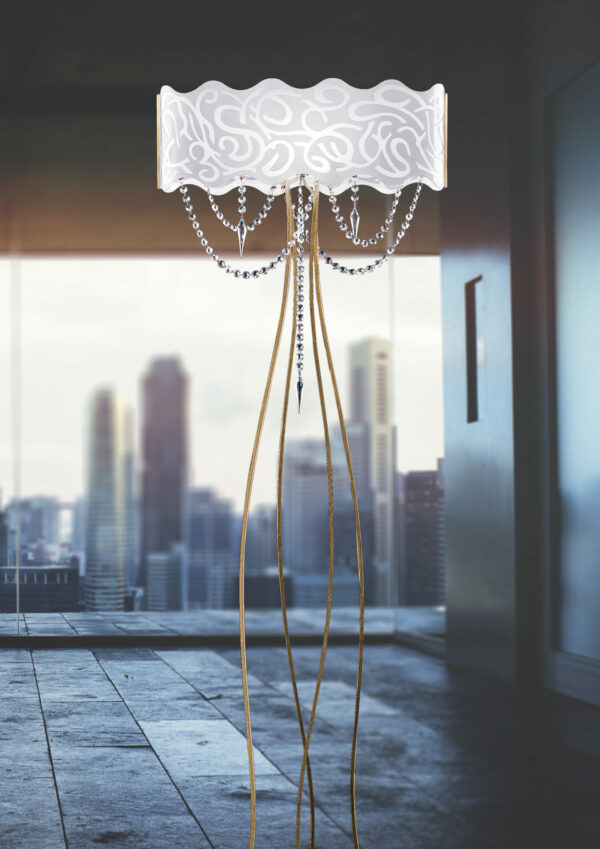 LAMPADA DA TERRA in vetro curvo bianco latte inciso e struttura in finitura foglia oro o foglia arento e pendenti in cristallo Swarovski: Marea 490/LT