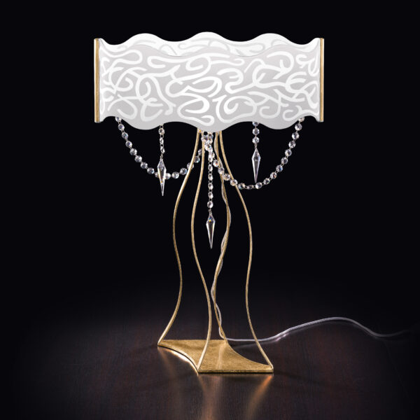 Lampada da tavolo design 490/LG Patrizia Volpato con cristalli Swarovski struttura con finitura oro e vetro Murano bianco latte curvo collezione Marea