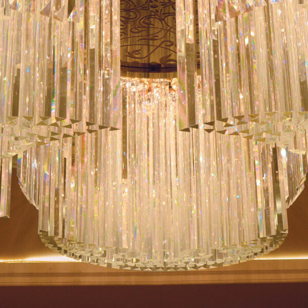 Dettaglio cristallo Murano lampadario 5003/PL Patrizia Volpato triedri e finitura oro collezione Cristalli