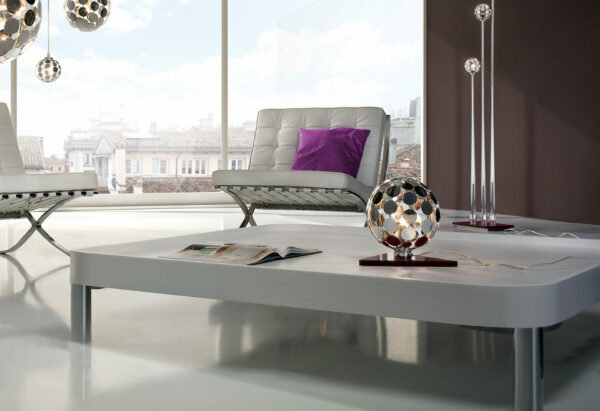 Lampada da tavolo design moderno 510/LG Patrizia Volpato con dischetti metallici collezione Sfera Patrizia Volpato in soggiorno moderno