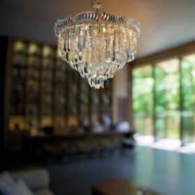Lampadario di Murano moderno soggiorno con triedri modello 6008 collezione Cristalli marchio Patrizia Volpato