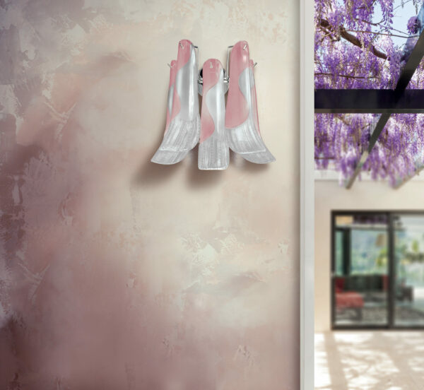 Applique a muro 8007/APP con petali in vetro di Murano rosa montatura in cromo lucido collezione Petali Patrizia Volpato