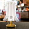 Lampada da tavolo design 8007/L con petali in vetro di Murano montatura in oro 24 carati collezione Petali Patrizia Volpato
