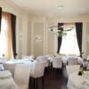 Lampadario Murano oro 831/S120+60 Patrizia Volpato con dettagli sagomati collezione Eos in ristorante
