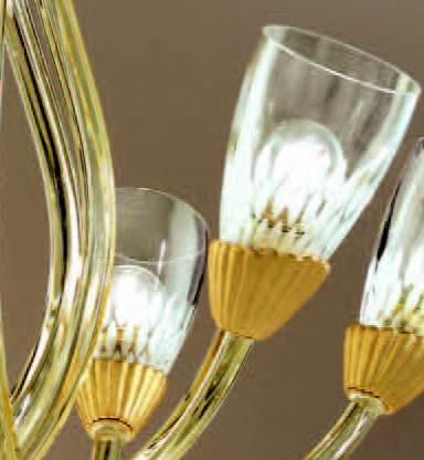 Lampadario dalle ampie braccia in vetro di Murano disponibili in due colori, con tazzine in cristallo: Intrecci 2015-6