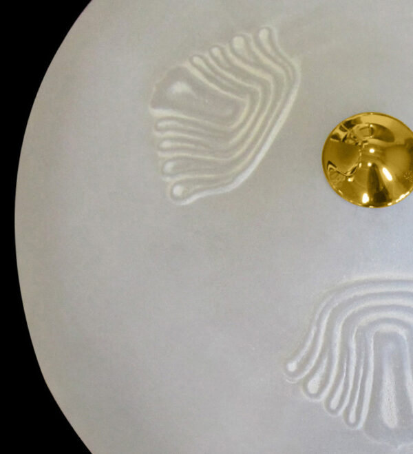 Dettaglio applique dimmerabile led Patrizia Volpato 4049 collezione Lucrezia dettaglio vetro di Murano bianco e montatura oro