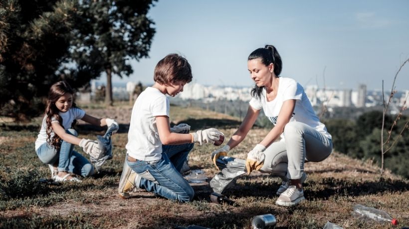 Famiglia che raccoglie immondizia per aiutare l'ambiente