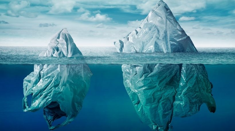 Iceberg con parte sommersa rappresentata da sacchetti di plastica