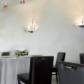 Applique da parete 390-APP2 con pendagli vetro Murano colorato e bracci metallici Patrizia Volpato in sala ristorante