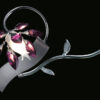 Applique design contemporaneo 470-APP1 Patrizia Volpato con fiore bordeaux a destra e bracci metallici con foglie