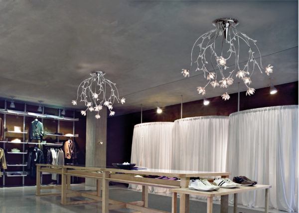 Applique soffitto Patrizia Volpato con bracci in ferro e fiori collezione Boccioli modello 470-12 in negozio abbigliamento