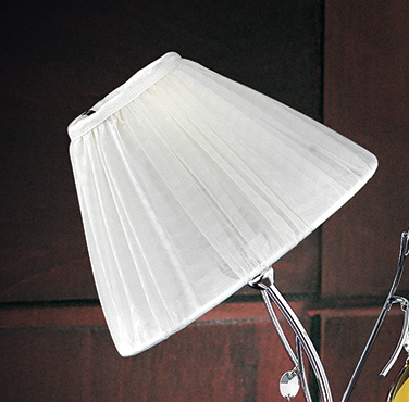 Dettaglio lampada da tavolo moderna con bracci in ferro