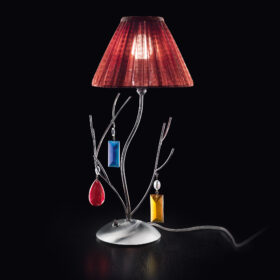 Lampada da tavolo design moderno 390-LP con paralume rosso e pendenti colorati vetro Murano Patrizia Volpato collezione Bon Ton