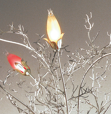 Dettaglio lampada da tavolo design 4060-LG collezione Erica rustica con bracci in ferro e lampadine a fiore in vetro colorato