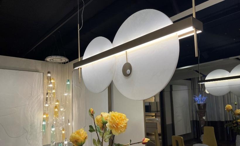 Dettaglio lampadario Luna Nuova nello showroom di Patrizia Volpato a Marghera VE